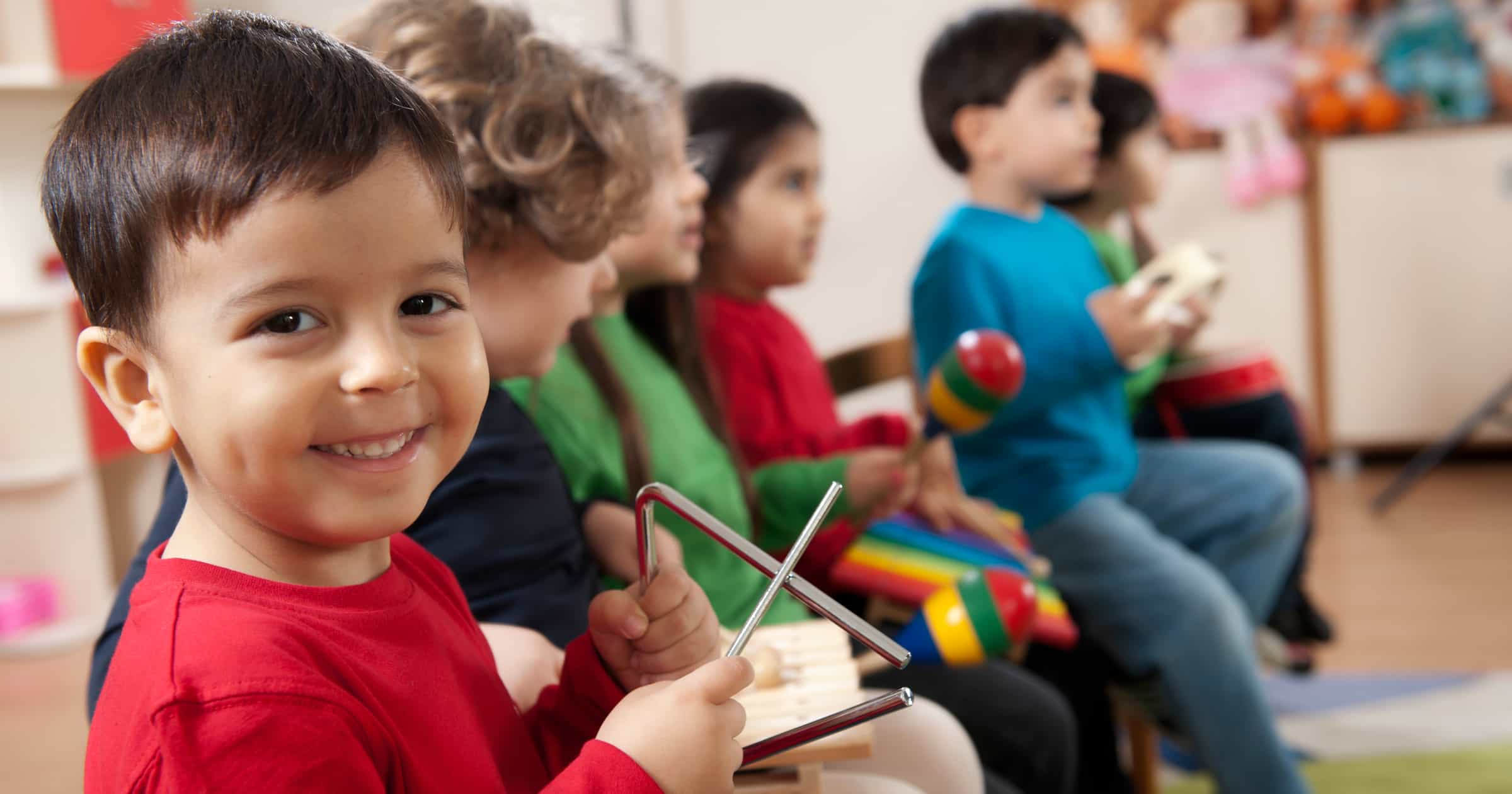 ¿De qué manera contribuye la música en la educación infantil?
